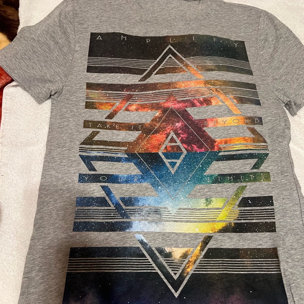 Gray Short Sleeve Tee with Geometric Graphic